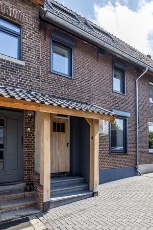 Foto - Te koop: Een woning voor de toekomst met een energielabel van A+++ met een multifunctionele ruimte      (ca 25 m2) en tuin met eiken overkapping en grote eiken carport in het Heuvelland.